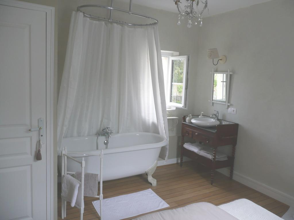 Les Lilas De Bellefontaine Bayeux Room photo